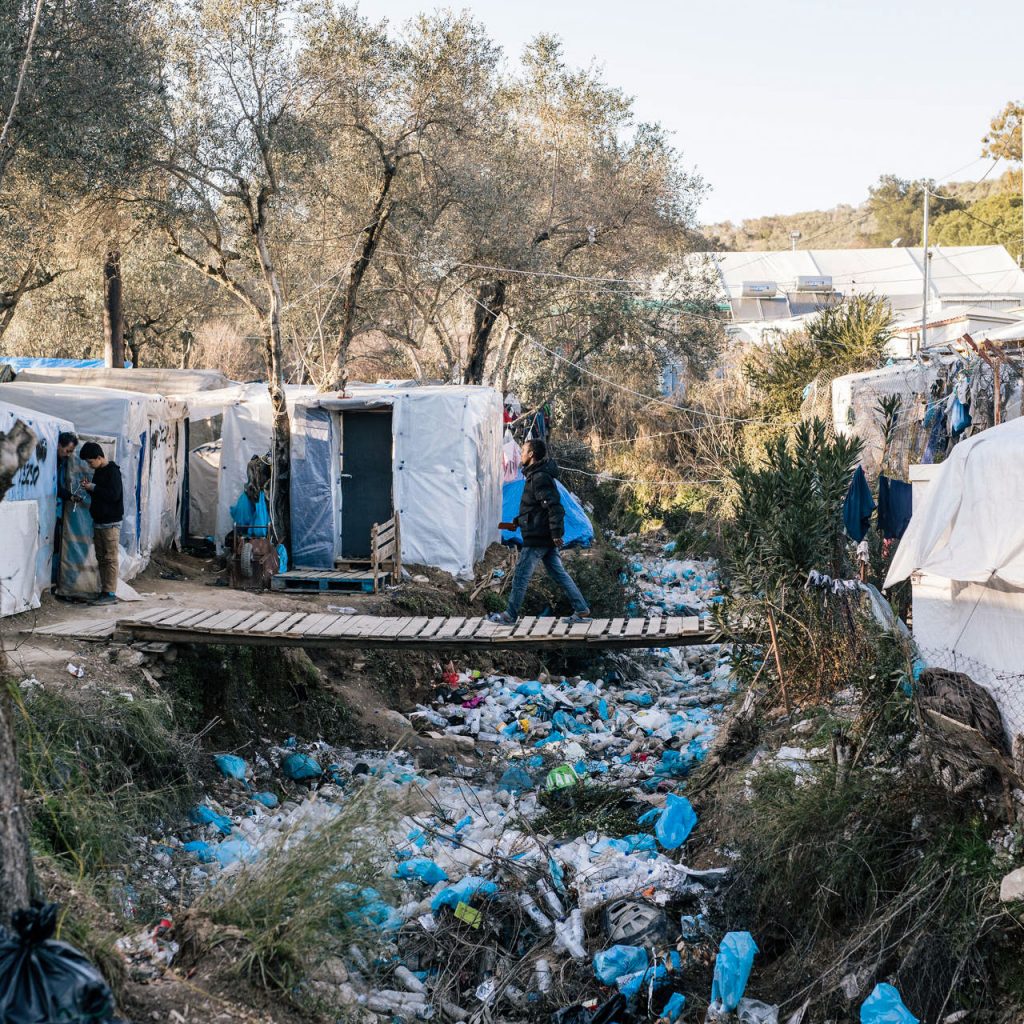 Die Tore Europas sind im Jahr 2020 fest verschlossen und lassen nur wenige Schlupflöcher. An ein paar wenigen Orten gelingt es Geflüchteten, die Grenzen zu überqueren. Einer davon ist die griechische Ägäisinsel Lesbos, die zu einem Knotenpunkt der Fluchtroute über das östliche Mittelmeer geworden ist. 2020 befindet sich das größte Lager für Geflüchtete in Europa auf der Insel. Vor Ort kommt es zu Konflikten. Ende Februar 2020 wenden sich Teile der Inselbevölkerung gegen Geflüchtete.

Zur Multimedia: Lesvos - Der Versuch einer Momentaufnahme.